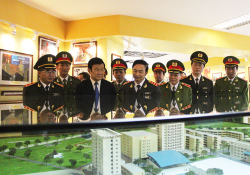 Chủ tịch nước Trương Tấn Sang cùng các đại biểu thăm quan Bảo tàng truyền thống của Học viện CSND.
